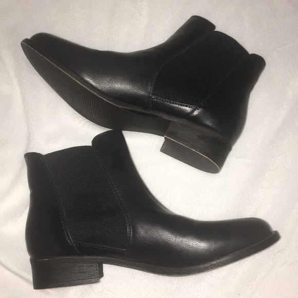 Shoes - Short black booties